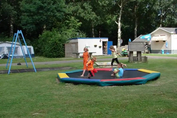 Spelen op de trampoline