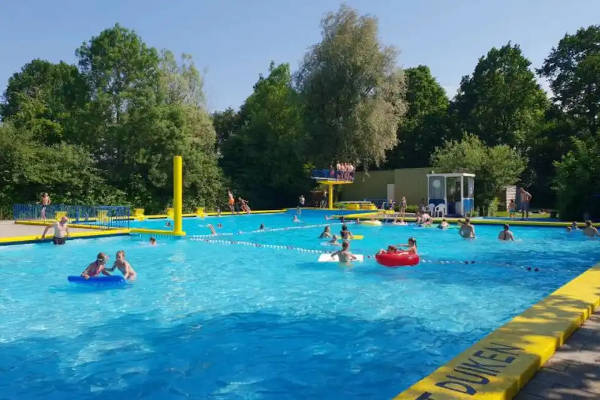 Waterpret in het buitenzwembad