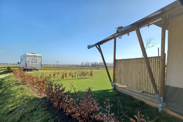 Camping De Noorde: Landschap bij de kampeerplekken