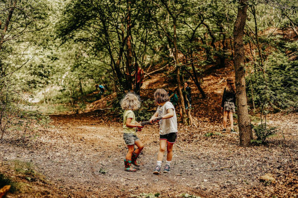 Kinderen spelen in het bos