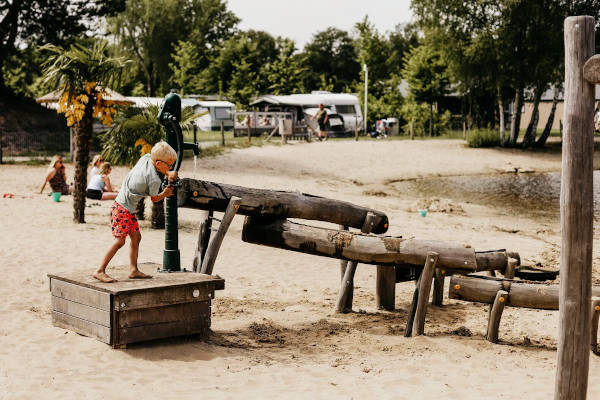 Kind speelt op de camping