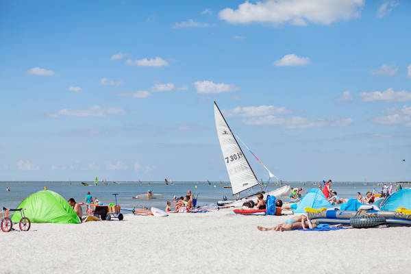 Het strand naast het resort