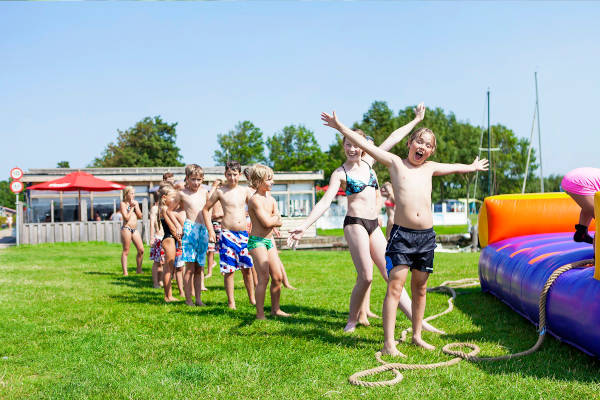 Spelende kinderen in het lekkere weer