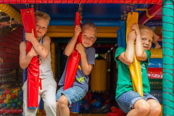 Jongetjes spelen in de binnenspeeltuin