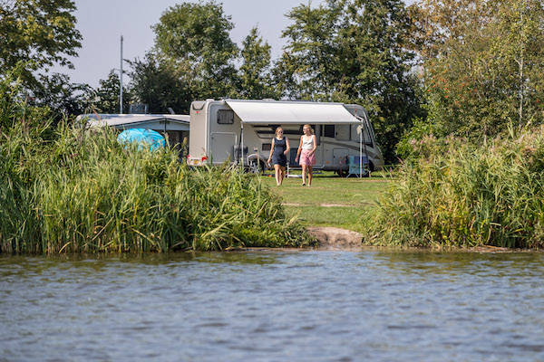 Vakantiepark De Kuilart: Kampeerplaatsen aan het water