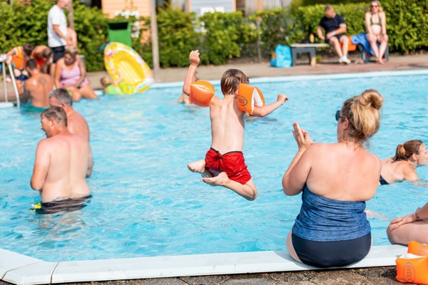 Vakantiepark Leukermeer: Bommetje! in het Buitenzwembad