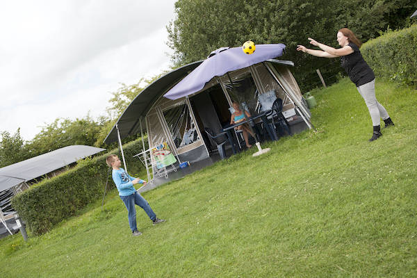 Kinderen spelen voor hun kampeerplaats