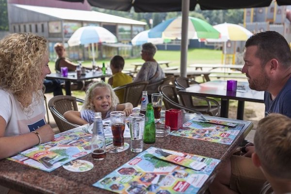 Oostappen Vakantiepark De Berckt: Gezin eet op het terras