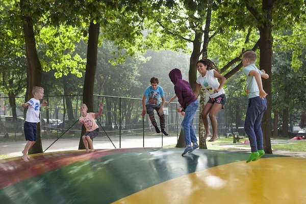 Kinderen spelen op de trampoline