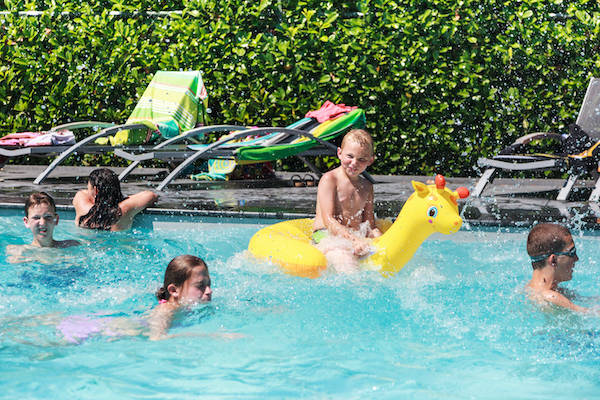 Kinderen spelen in het buitenzwembad