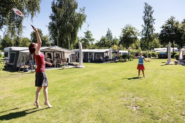 Résidence de Leuvert: Badmintonnen voor de tent