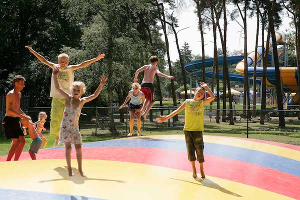 Kinderen op de airtrampoline