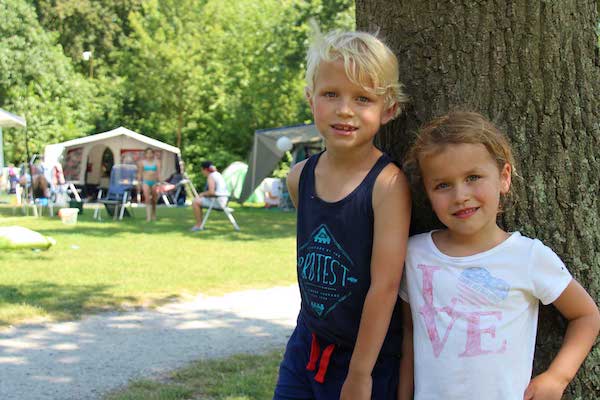 Meisjes op de camping