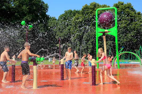 Kinderen in het waterspeelpark